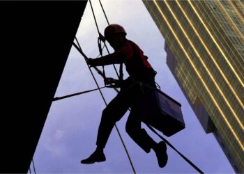 Bilangan penduduk bekerja terus meningkat didorOng oleh pertumbuhan ekonomi. - GAMBAR HIASAN