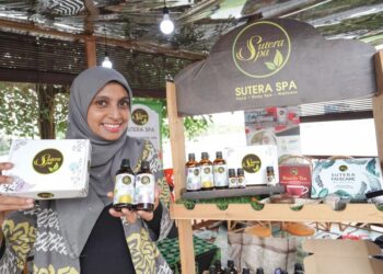 ZUHRAH Nadakkavil Alassan menunjukkan antara produk rawatan Sutera spa ketika tinjauan di Tapak Karnival Usahawan Desa@Putrajaya 2023 di Anjung Floria di sini, hari ini.-UTUSAN/FAISOL MUSTAFA