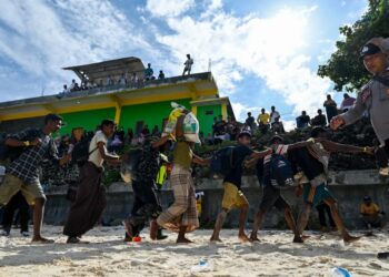 SEBAHAGIAN daripada pelarian Rohingya yang tiba di Pulau Sabang, Aceh, Indonesia. - AFP