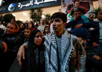 SEORANG tahanan Palestin (kanan) memeluk saudaranya sejurus tiba di Ramallah di Tebing Barat selepas dibebaskan dari penjara Israel.-AFP