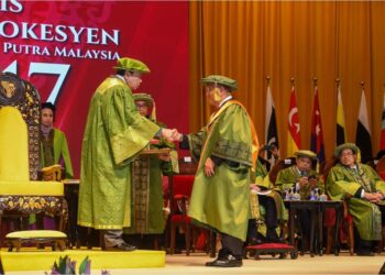 SULTAN Sharafuddin Idris Shah berkenan menyampaikan ijazah kehormat kepada Azman Hashim dalam Majlis Konvokesyen UPM Ke-47, semalam.