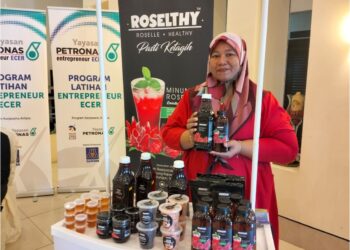NORAZIELLA Harun menunjukkan sebahagian  produk berasaskan roselle yang memiliki sijil halal keluaran Jakim di Kuala Terengganu, baru-baru ini. – UTUSAN/KAMALIZA KAMARUDDIN