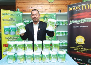 MOHD. Harmizuan Hamzah menunjukkan produk susu yang dikeluarkan olehnya semasa ditemui di Pasir Pekan, Tumpat, Kelantan. – UTUSAN/KAMARUL BISMI KAMARUZAMAN