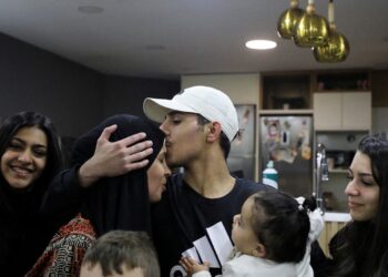 OSAMA Nayef Osama Marmash mencium ibunya selepas dia dibebaskan dari penjara Israel di Tebing Barat, Palestin. - AGENSI