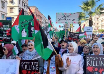 PENUNJUK perasaan menyertai demonstrasi menyeru gencatan senjata kekal di Semenanjung Gaza dan penggantungan hubungan diplomatik dengan Israel di Casablanca, Maghribi.-AFP