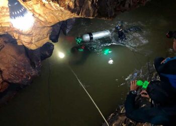 ANGGOTA tentera laut menyelam ke dalam gua Tham Luang yang ditenggelami air semasa 	operasi menyelamat pasukan Wild Boar pada Jun 2018.-AGENSI