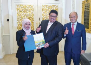 AB. RAUF Yusoh (tengah) menunjukkan buku Bajet 2024 Negeri Melaka pada Sidang DUN Melaka di Seri Negeri, Ayer Keroh, Melaka.