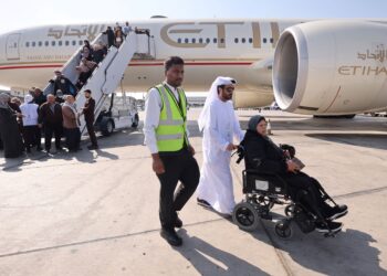 SEJUMLAH penduduk Palestin yang dipindahkan dari Gaza tiba di Abu Dhabi, Emiriah Arab Bersatu (UAE). - AFP