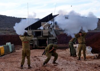 PASUKAN tentera Israel melancarkan serangan artileri ke arah selatan Lubnan di kawasan sempadan. - AFP