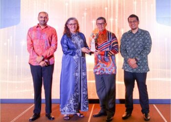 KETUA Pegawai Eksekutif Kumpulan PROLINTAS, Datuk Mohammad Azlan Abdullah menerima Anugerah Forward Faster CEO.