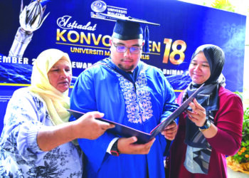 FIRDAOS Yusof (tengah) menunjukkan ijazah yang diraihnya kepada ibu, Fadhilah Nik Mat (kiri) dan kakak angkatnya, Noorasma Sulaiman (kanan) di Arau, Perlis semalam. – UTUSAN/IZLIZAN OTHMAN