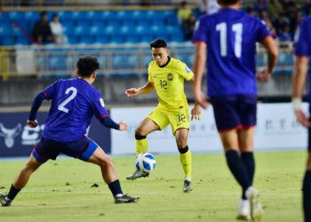 ARIF Aiman Hanapi dikawal ketat dalam perlawanan menentang Taiwan, malam ini.-Ihsan Izari Rosli/Flash Sukan