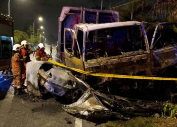 TIGA individu rentung apabila kereta dinaiki mereka terbakar selepas melanggar sebuah lori sampah dalam kejadian di kawasan perindustrian Bercham, Ipoh semalam. - UTUSAN/IHSAN JBPM