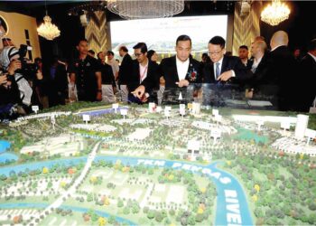 ONN Hafiz Ghazi diberi penerangan tentang pembangunan Edualbase Sunway pada Majlis Pecah Tanah Equalbase Sunway 103° di Hotel Sunway Big Box Iskandar Puteri.