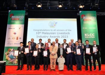 MOHD. Azumi Mohamed dan Rahaya Mohd. Ali pada Majlis perasmian Livestock Malaysia 2023 di Pusat Konvensyen Kuala Lumpur di sini hari ini. - ZAKKINA WATI AHMAD TARMIZI