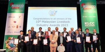 MOHD. Azumi Mohamed dan Rahaya Mohd. Ali pada Majlis perasmian Livestock Malaysia 2023 di Pusat Konvensyen Kuala Lumpur di sini hari ini. - ZAKKINA WATI AHMAD TARMIZI