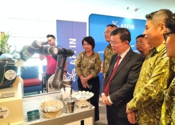 CHOW Kon Yeow (tengah) ketika melihat robot pembancuh kopi ketika menghadiri majlis perasmian Majlis Jawatankuasa 2023-2026 Persatuan Perusahaan Kecil dan Sederhana Malaysia (SAMENTA) di George Town, Pulau Pinang, hari ini.