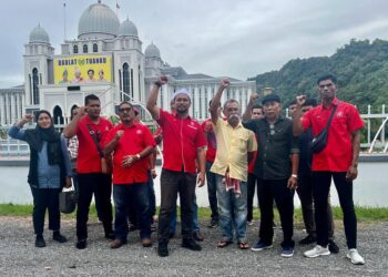 SEBAHAGIAN akar umbi Bersatu Kangar berkumpul di perkarangan Kompleks DUN, Kangar, Perlis bagi mendesak Abu Bakar Hamzah melepaskan jawatannya selepas terus menerus menyerang pentadbiran kerajaan negeri. -UTUSAN/ASYRAF MUHAMMAD