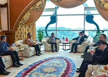 ZAMBRY Abd. Kadir menyaksikan pertemuan antara Anwar Ibrahim dan Han Zheng di Putrajaya. - FACEBOOK ZAMBRY ABD. KADIR