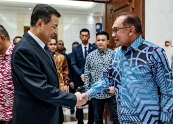 ANWAR IBRAHIM menerima kunjungan hormat Penasihat Negara merangkap Menteri Keselamatan Awam China, Wang Xiaohong di Pejabat Perdana Menteri di Putrajaya sambil diapit Menteri Dalam Negeri, Datuk Seri Saifuddin Nasution Ismail dan Duta Besar China Ke Malaysia Ouyang Yujing. -GAMBAR FACEBOOK ANWAR IBRAHIM