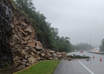 BERLAKU kegagalan cerun di KM15.4 arah Selatan dari Sungai Long ke Semenyih. - LLM