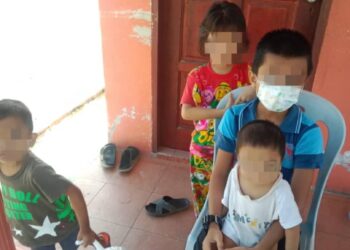 EMPAT beradik yang ditinggalkan di pondok pengawal Kompleks Pentadbiran Daerah Perak Tengah, Kampung Gajah Khamis lalu. - UTUSAN