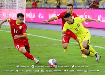 ARIF Aiman Hanapi cuba meloloskan diri daripada kawalan pemain Kyrgyzstan dalam aksi kelayakan Piala Dunia 2026/Piala Asia 2027.-Ihsan FAM