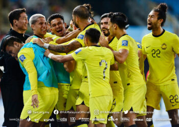 PEMAIN Harimau Malaya meraikan gol jaringan Darren Lok dalam pertemuan dengan Taiwan di Stadium Municipal Taipei, semalam- Ihsan FAM