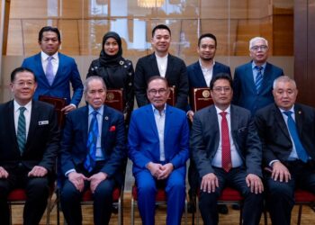 ANWAR Ibrahim bersama lima anggota baharu Jawatankuasa Khas Mengenai Rasuah sesi 2023-2026 di Bangunan Parlimen. -FACEBOOK/ANWAR IBRAHIM