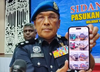 ROHIZAN Mohamad Saaid menunjukkan hasil rampasan daripada sindiket penyeludupan minyak diesel ke Thailand dalam sidang akhbar di markas Pasukan Polis Marin Wilayah 1, George Town, Pulau Pinang hari ini.- Pic: IQBAL HAMDAN