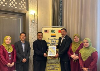 TUANKU Syed Faizuddin Putra Jamalullail (tiga dari kiri) berkenan melancarkan Kempen Promosi Masakan Perlis di Yun'an Conference Resort, Xishan, Kunming, China.-UTUSAN