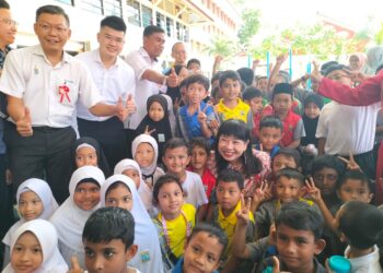 LIM Hui Ying (tengah) beramah mesra dengan murid-murid selepas merasmikan Anjung Ketipang Payung di SK Tan Sri P. Ramlee di George Town, Pulau Pinang, hari ini.