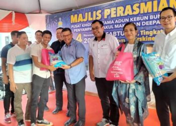 SAIFUDDIN NASUTION Ismail (tengah) menyerahkan bakul makanan kepada  penerima di Pusat Khidmat ADUN Kebun Bunga di Mount Erskine, Tanjung Bungah, Pulau Pinang hari ini.