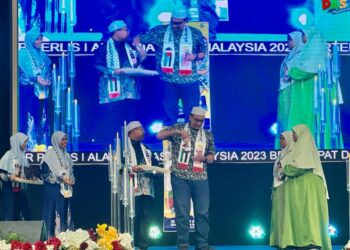 AFNAN Hamimi Taib Azamuddin (empat dari kiri) menyampaikan hadiah kepada pemenang sewaktu Majlis Penutup Program Alam Ria Pasti Malaysia 2023 di Dewan Wawasan 2020, Kangar, Perlis. -UTUSAN/ASYRAF MUHAMMAD