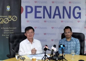 NIK NAZMI Nik Ahmad dan Chow Kon Yeow dalam sidang akhbar mengenai 
pelbagai isu berkaitan bekalan air dan alam sekitar Pulau Pinang di pejabat Ketua Menteri, George Town, Pulau Pinang, hari ini.