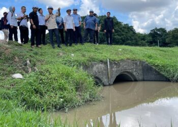 NIK NAZMI  NIK AHMAD (dua,kiri) ketika melawat projek RTB Taman Siakap, Seberang Jaya, Pulau Pinang hari ini. Pix SITI NUR MAS ERAH AMRAN