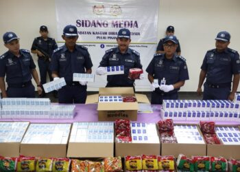 JKDM Pulau Pinang membongkar cubaan menyeludup rokok dalam sebuah kontena muatan bungkusan mi segera dengan nilai termasuk cukai lebih RM4.1 juta di Pelabuhan Klang, Selangor, 26 Oktober lalu. - Pic: IQBAL HAMDAN