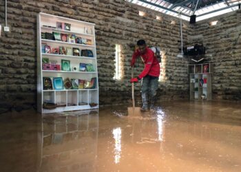 SEORANG pekerja membersihkan Surau Batu Sungai yang dilanda banjir lumpur akibat kepala air di Bukit Kachi, Sintok.