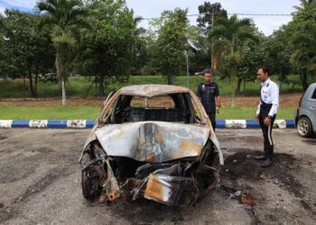 Polis memeriksa kereta  Honda Jazz yang terbakar dan meragut nyawa seorang kanak-kanak berusia tujuh bulan dalam kemalangan di di Kilometer 69 Jalan Kota Bharu-Gua Musang, Kula Krai, Kelantan pagi tadi.-UTUSAN/KAMARUL BISMI KAMARUZAMAN