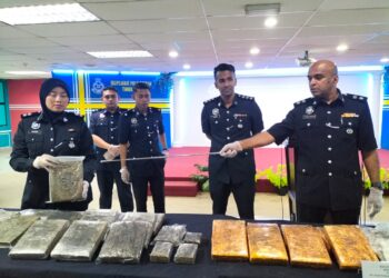 V. SARAVANAN (kanan)  menunjukkan dadah yang dirampas dalam dua serbuan menerusi Ops Tapis semalam dalam sidang akhbar di IPD Timur Laut,  George Town, Pulau Pinang hari ini.
