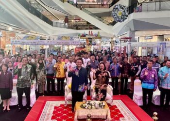 TUANKU Syed Faizuddin Putra Jamalullail (depan, empat dari kiri) dan Tuanku Lailatul Shahreen Akashah Khalil (depan, lima dari kiri) berkenan merakamkan gambar bersama tetamu jemputan selepas melancarkan Program Festival Malaysia 2023 di Central Hatyai, Thailand, semalam. -UTUSAN/ASYRAF MUHAMMAD