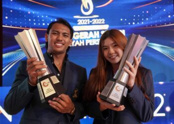 PENERIMA Anugerah Olahragawan dan olahragawati atlet angkat berat, Muhammad Erry Hidayat (kiri) dan atlet gimrama, Ng Joe Ee bersama trofi pada Majlis Anugerah Sukan Wilayah Persekutuan 2021-2022 di Kompleks Perbadanan Putrajaya di sini, hari ini.
GAMBAR : FAISOL MUSTAFA