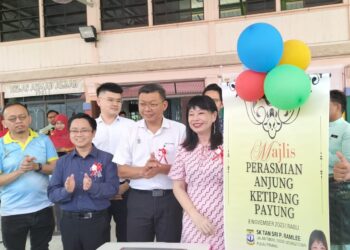 LIM Hui Ying (tengah) ketika merasmikan Anjung Ketipang Payung di Sekolah Kebangsaan (SK) Tan Sri P. Ramlee di George Town, Pulau Pinang, hari ini.