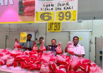 S. JEGAN (kanan) ketika menjalankan pemantauan di pasar raya sempena pelaksanaan SHMMP Deepavali 2023 di Bukit Mertajam, Pulau Pinang, hari ini. - Pix: SITI NUR MAS ERAH AMRAN