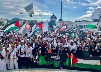 SERAMAI kira-kira 1,000 orang peserta terdiri daripada 46 badan bukan kerajaan (NGO) berhimpun di perkarangan Masjid Alwi, Kangar, Perlis, bagi menyatakan solidariti ke atas rakyat Palestin. -UTUSAN/ASYRAF MUHAMMAD