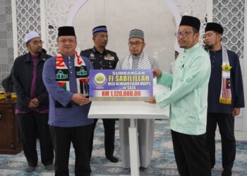 TUANKU Syed Faizuddin Putra Jamalullail (dua dari kiri) berkenan menyempurnakan simbolik penyerahan sumbangan Fi Sabillilah Misi Kemanusiaan MAIPs ke Gaza di Masjid Tuanku Syed Faizuddin Putra Jamalullail, Kuala Perlis, Perlis.-UTUSAN