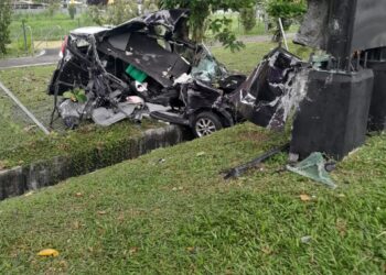 SEORANG lelaki warga emas maut selepas kereta yang dipandunya terbabas lalu melanggar sebatang pokok serta papan tanda digital di Lebuhraya Tun Dr. Lim Chong Eu, George Town, Pulau Pinang petang tadi. - Pic: IHSAN JBPM PULAU PINANG