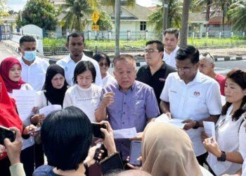 HOCK Peng membuat laporan polis terhadap Siti Mastura di Balai Polis Kepala Batas, Pulau Pinang, hari ini.