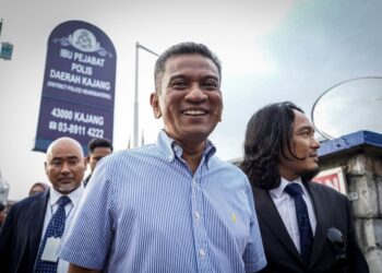 MOHAMMAD Agus Yusoff (tengah) diiringi peguam ketika beredar dari sidang akhbar selepas memberi keterangan kepada polis susulan penularan rakaman video perbualan lucah melibatkan dirinya di IPD  Kajang , hari ini. - UTUSAN/MUHAMAD IQBAL ROSLI