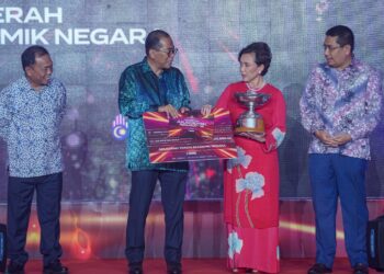 MOHAMED Khaled Nordin (dua kiri) menyerahkan Anugerah Tokoh Akademik Negara kepada  Dr. Adeeba Kamarulzaman DALAM pada Majlis Anugerah Akademik Negara ke-15 di ibu negara malam tadi -UTUSAN FARIZ RUSADIO